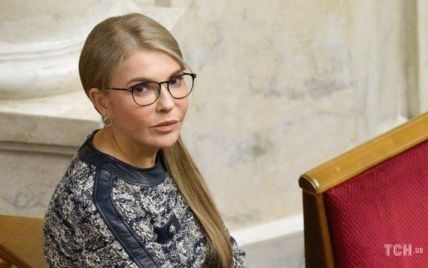 Повторила аутфит: Юлия Тимошенко выступила в парламенте в твидовом платье с кожаными акцентами