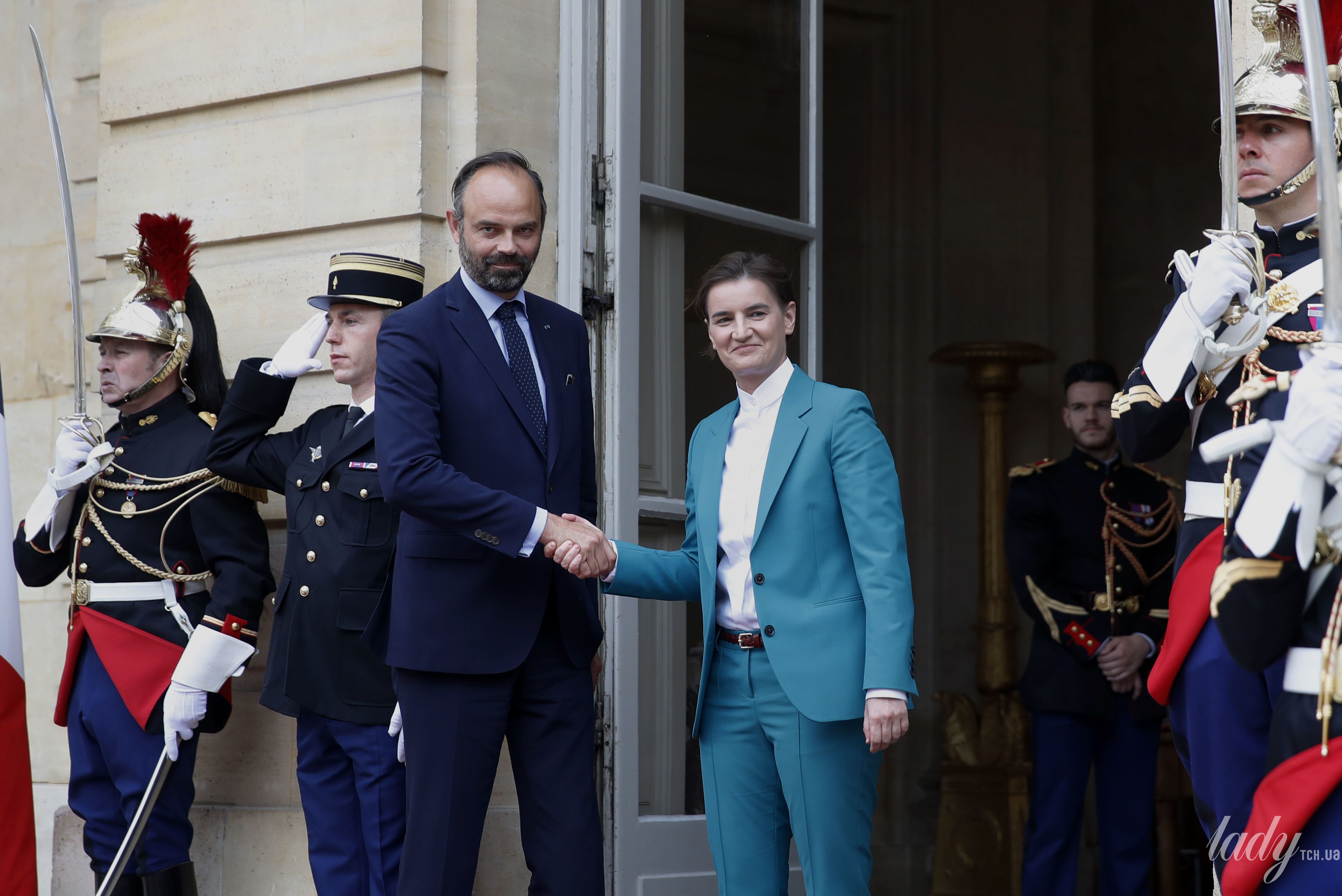 В костюме цвета морской волны: премьер-министр Сербии на деловой ...