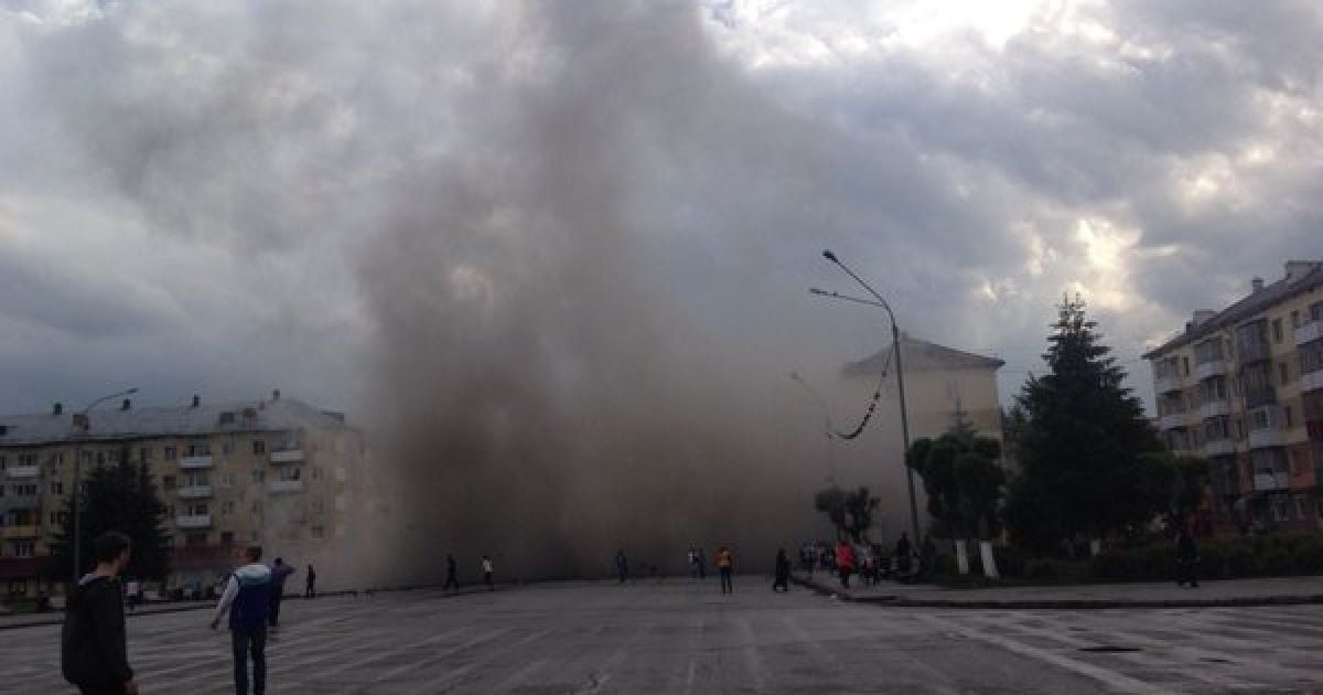 Жахливі руїни й стовп пилу. У російському місті повністю завалився під'їзд у будинку