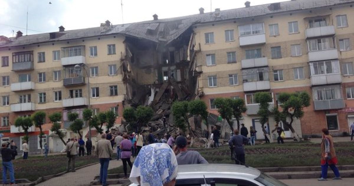 В Сеть попало видео жуткого обвала подъезда многоэтажки в России