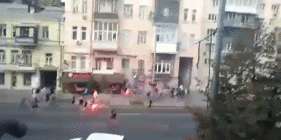 Крики і вибухи фаєрів: з'явилися відео і подробиці масової бійки футбольних фанатів у Києві