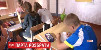 Вчитель посадила учня за єдину стару парту в класі, бо батьки не здали кошти на нову