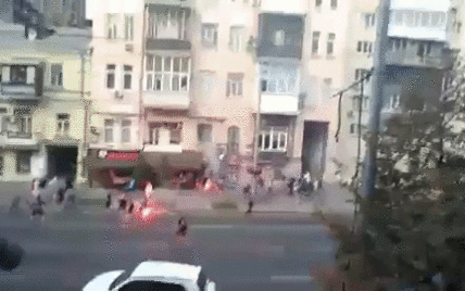 Крики і вибухи фаєрів: з'явилися відео і подробиці масової бійки футбольних фанатів у Києві