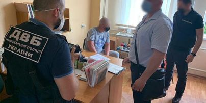 Отбирали товар у наркоторговцев и сбывали его сами: двум полицейским Харьковской области объявлено о подозрении