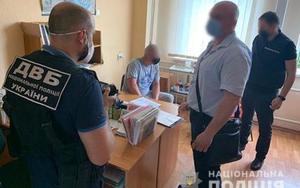 Отбирали товар у наркоторговцев и сбывали его сами: двум полицейским Харьковской области объявлено о подозрении
