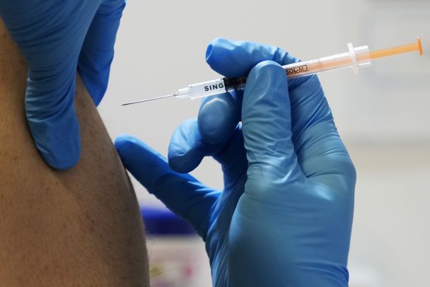 Прививка от вируса помогает переболеть без осложнений / © Associated Press