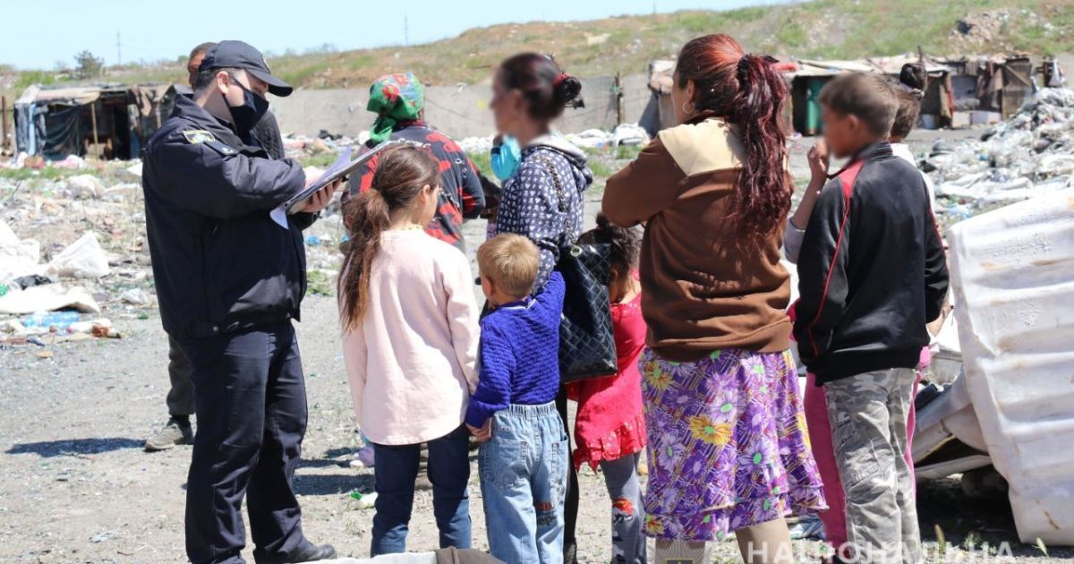 Правоохранители нашли на свалке в Херсоне 25 нелегалов: среди них есть дети
