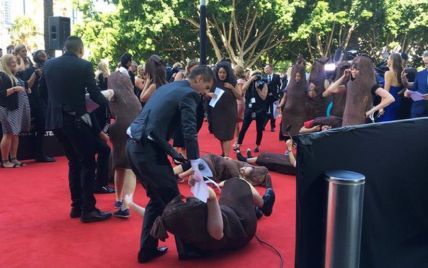 Активистки в костюмах сосисок пытались сорвать кинопремию в Австралии