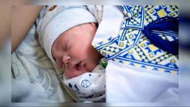 Малюки, які народилися 19 травня, отримали у подарунок маленькі вишиванки