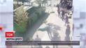 Новини України: у Харкові тролейбусний дріт повалив на асфальт перехожу.