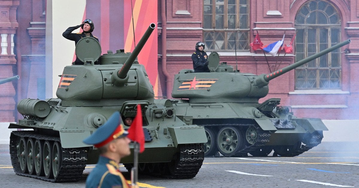 Російські військові на танках Т-34 під час параду в Москві 2025 року