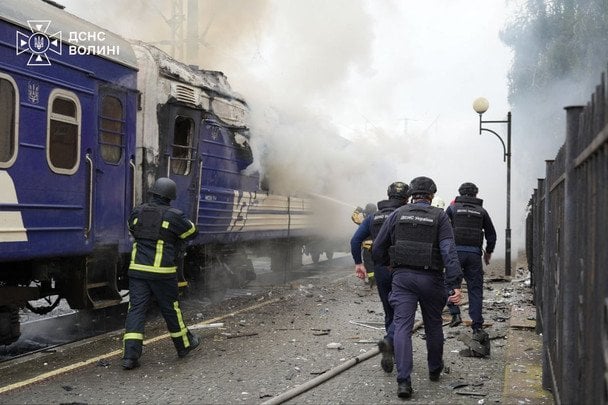 РФ ударила по поезду на вокзале Луцка.