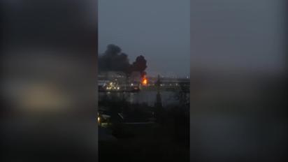 В Ростове слышали взрывы, после чего вспыхнул масштабный пожар