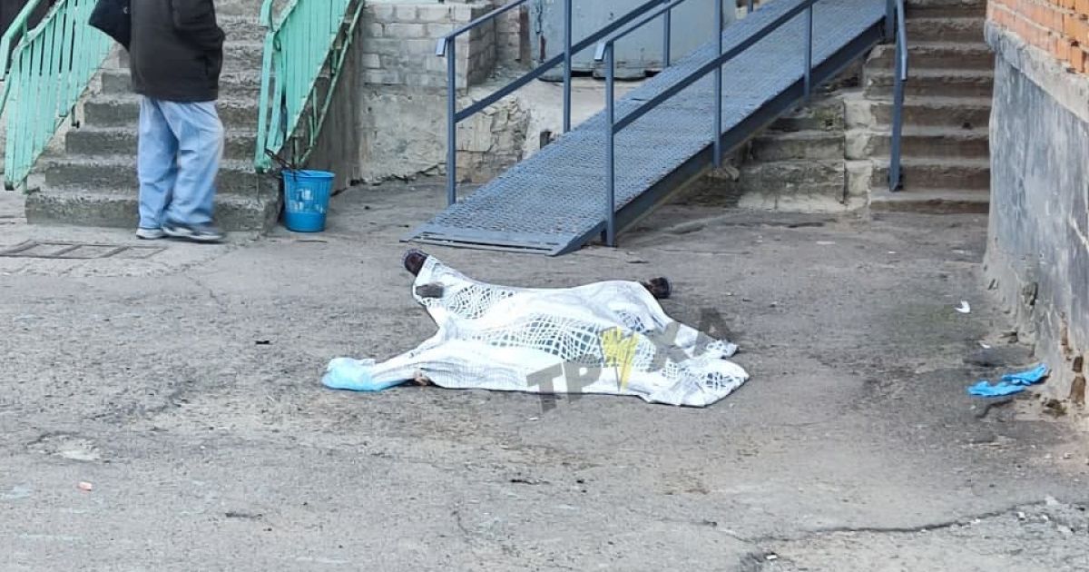 В Полтаве при загадочных обстоятельствах из окна многоэтажки выпала женщина (фото)