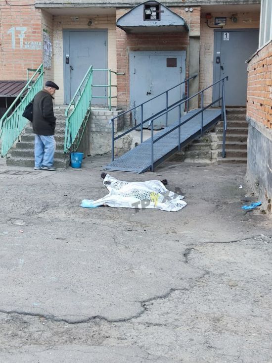 У Полтаві за загадкових обставин із вікна багатоповерхівки випала жінка (фото)
