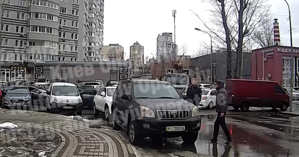 У Києві водія Toyota Land Cruiser, який жорстоко побив перехожого, взято під варту з можливістю внесення застави