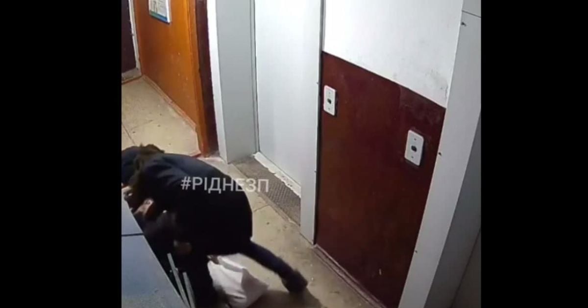 Прыгал ногами на голову из-за 15 гривен: появилось шокирующее видео избиение и ограбление мужчины в Запорожье (видео 18+)