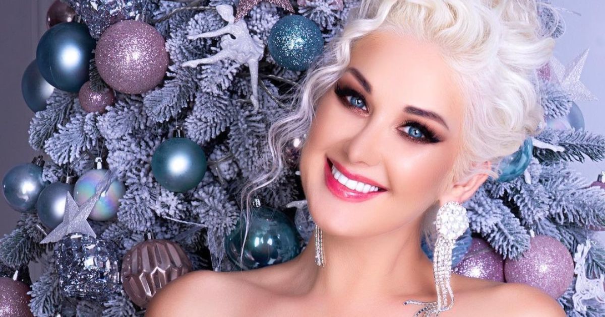 Екатерина Бужинская в роскошном венке очаровала колядкой