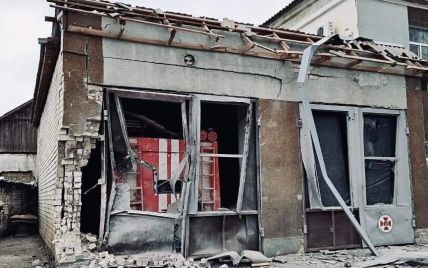 Вокруг кирпич и выбитые стекла: оккупанты разбомбили пожарную часть в Херсоне (фото)