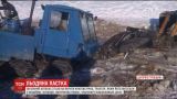 На Днепропетровщине трактор ушел под воду при попытке вытянуть школьный автобус