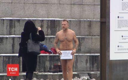 Нестримний голий протест: Мухарський знову роздягнувся, прикривши прутень політичними гаслами