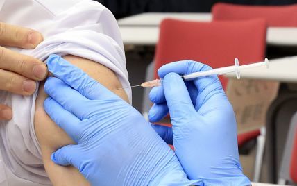 Європейське медагентство назвало AstraZeneca безпечною: прем'єри Джонсон і Кастекс вакцинуються препаратом