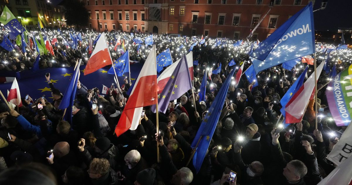 "Ми Європа. Ми залишаємося": масові проєвропейські мітинги охопили Польщу