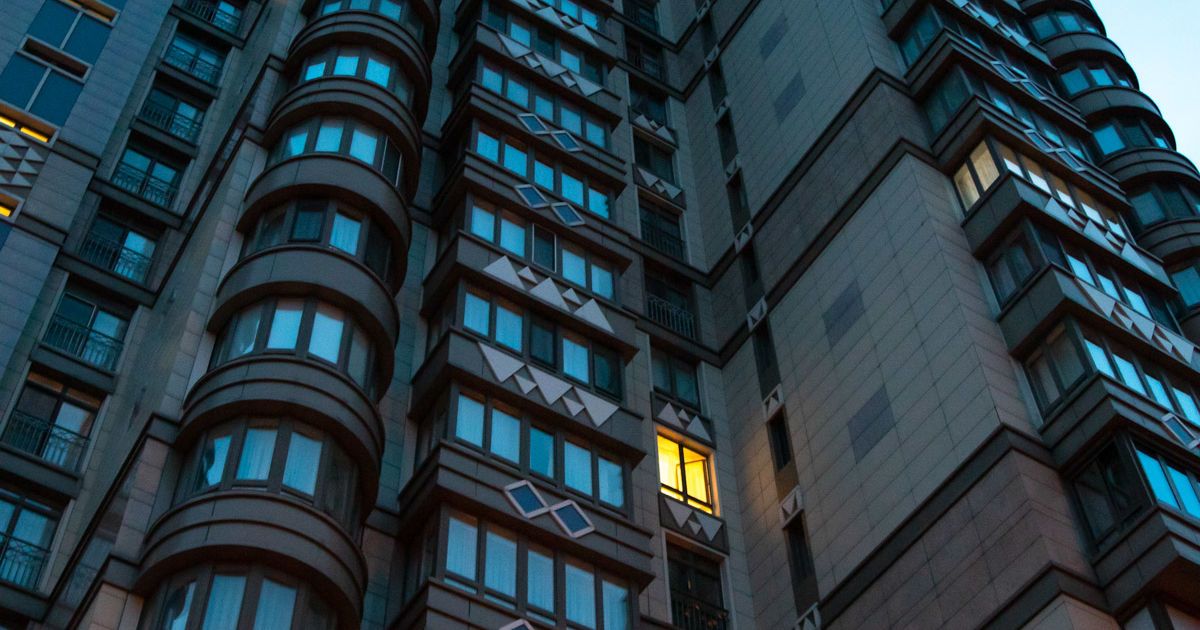В Киеве из окна многоэтажки выпала женщина