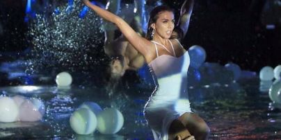 Сексуальная Седокова в белоснежном платье эффектно прыгнула в бассейн во время выступления