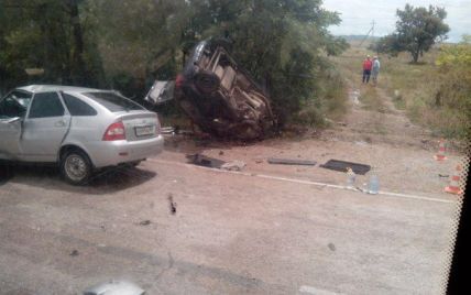 Лобовая авария в Крыму: Lada протаранила Daewoo и отбросила ее на обочину, где стояли люди