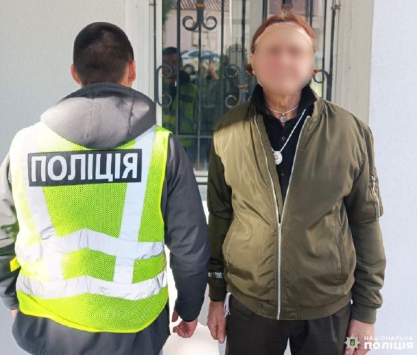 В Ровно мужчина разбил мемориальную доску Бандере / Фото: Национальная полиция Ровенской области