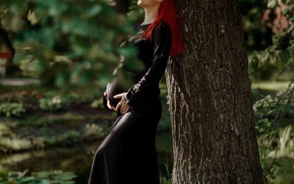 Светится от счастья: беременная Светлана Тарабарова в черном платье позировала возле дерева