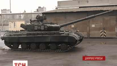 Отремонтированные броневики Т-64 и БМП отправились на Восток из Днепропетровска