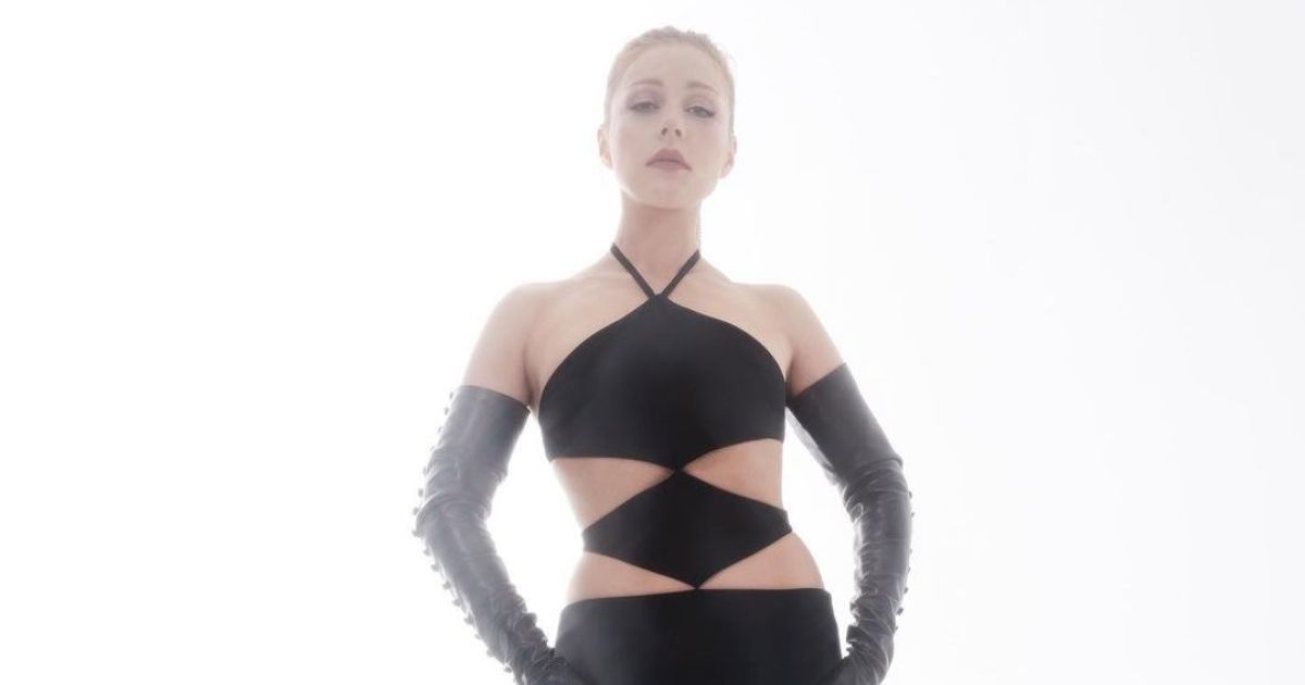 Тіна Кароль у зухвалій сукні та довгих рукавичках посвітила тілом