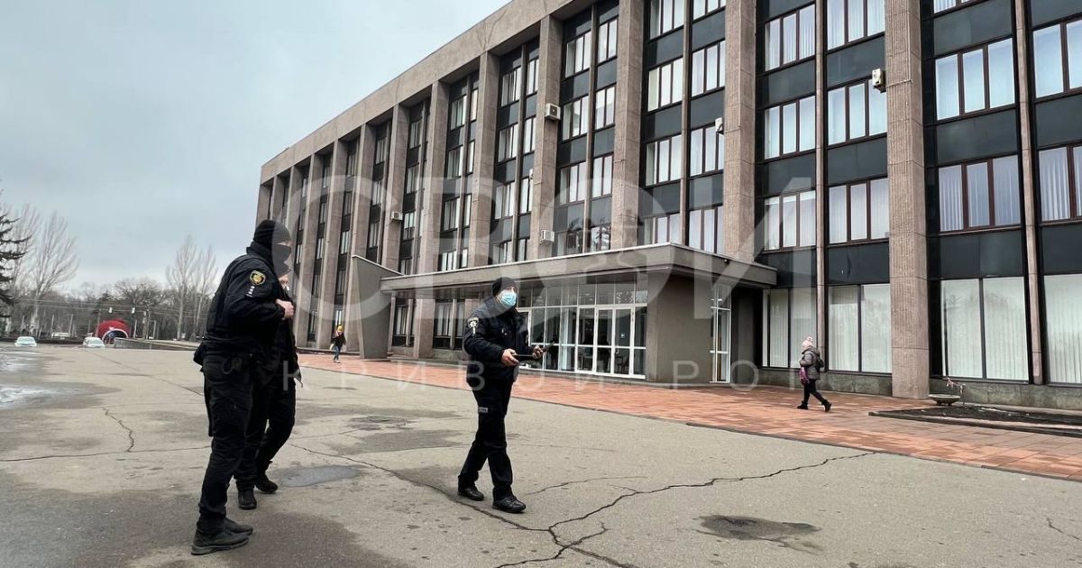 Курьер принес коробку: под стенами горисполкома в Кривом Роге раздался взрыв (видео)