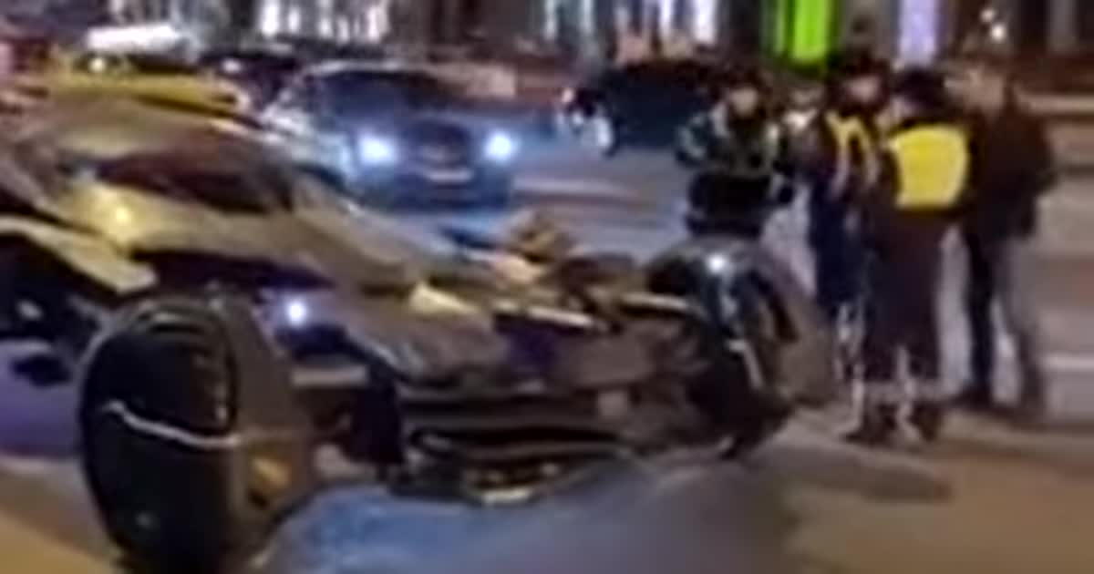 У Росії інспектори зупинили бетмобіль. Відео