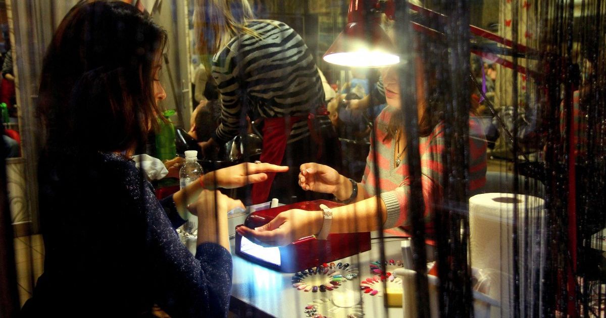 Ночные смены в салонах красоты, очереди в ботаническом саду: как Киев встретил первые ослабление карантина