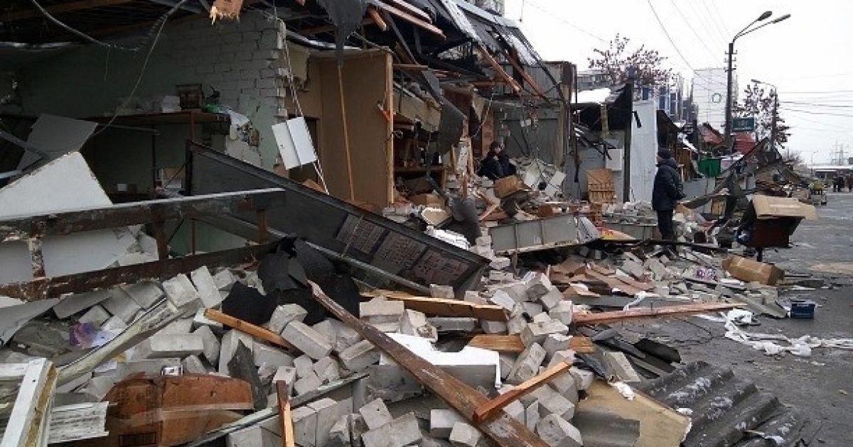 У Києві невідомі у балаклавах бульдозером потрощили ринок "Юність"