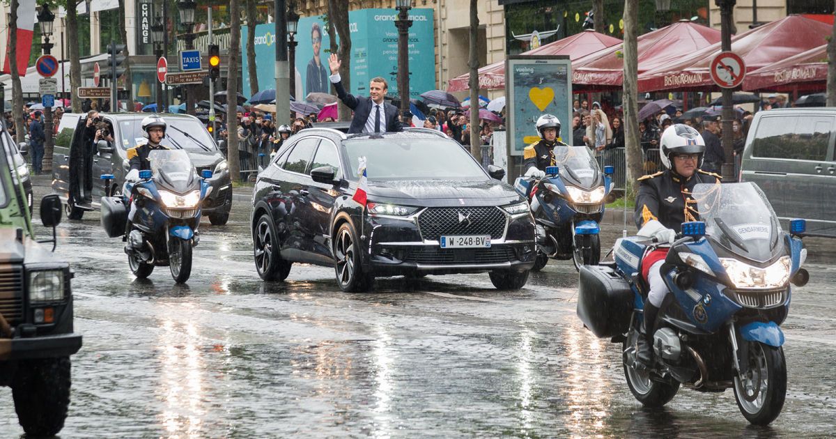 Поддержка отечественного автопрома: президент Франции выбрал кроссовер DS 7 Crossback