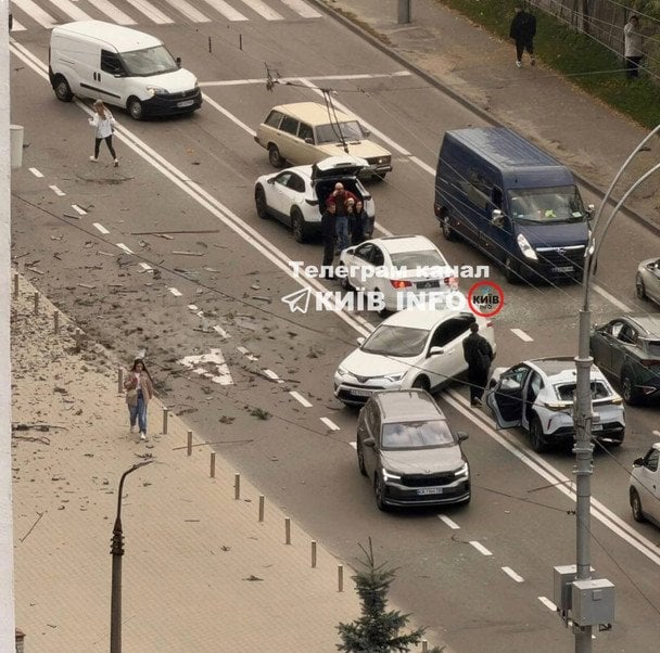 Перші кадри з місця падіння уламків безпілотника в Києві