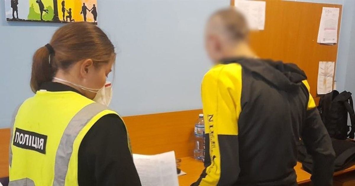Поліцейські повідомили про підозру киянину, який знущався з вітчима
