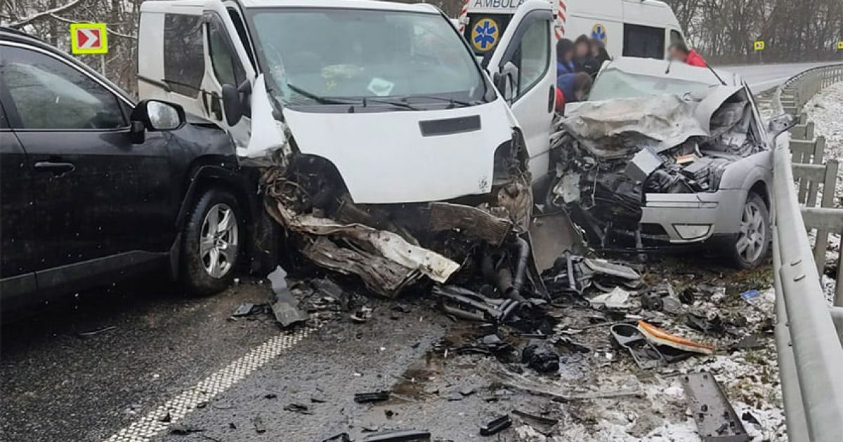 Масштабное ДТП в Хмельницкой области: из-за столкновения трех автомобилей погибли два человека (фото)