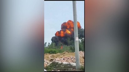 У Китаї упав та вибухнув військовий літак