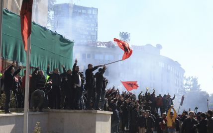 Слезоточивый газ, водометы и массовые беспорядки. В Албании взорвались антиправительственные протесты