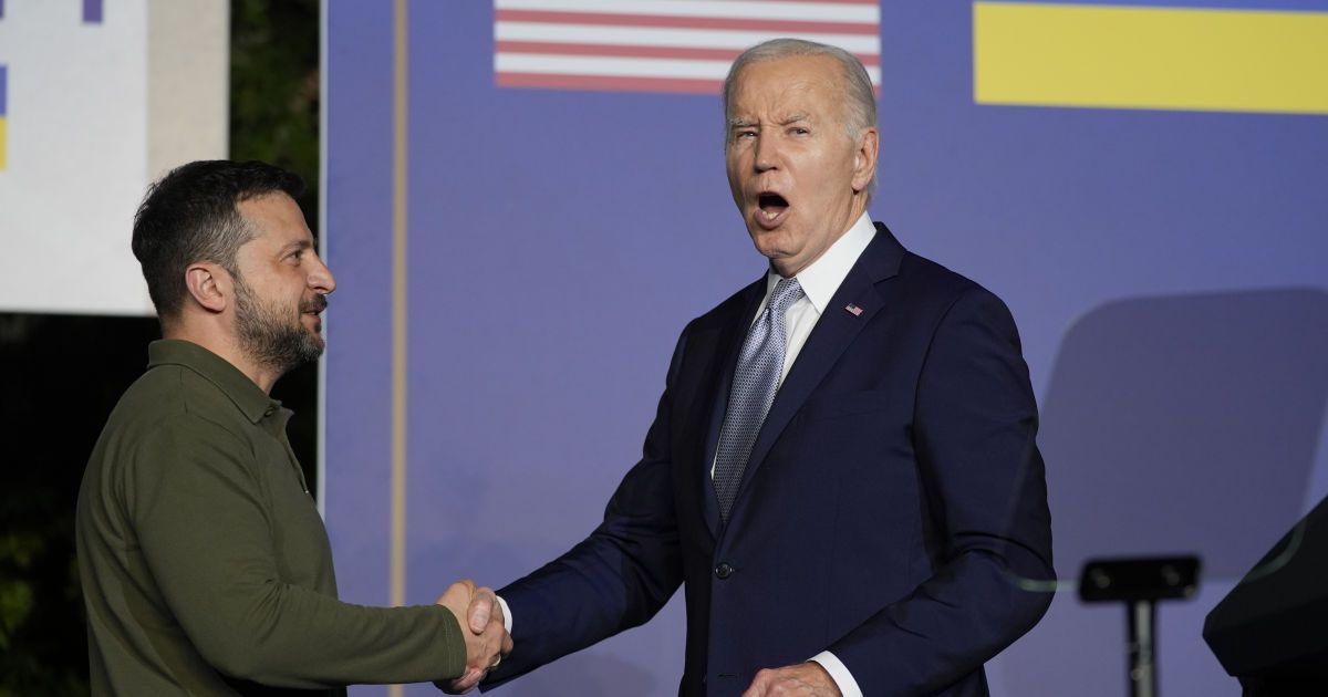 Президент Украины Владимир Зеленский и президент США Джо Байден после подписания соглашения