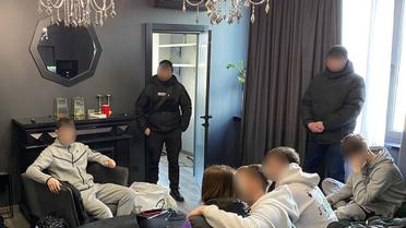 У Києві молодики знущалися з немічних дівчат на "п’яних вечірках": за справу взялася поліція (фото)