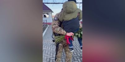 Зустріч маленького хлопчика з татом-захисником: Мережу розчулило відео 