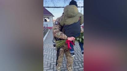 Встреча маленького мальчика с папой-защитником: Сеть растрогало видео