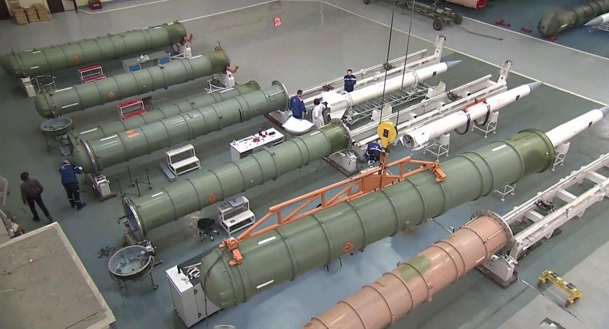 Il processo di produzione dei missili 48N6DM per il sistema di difesa aerea S-400 / Foto: defence-ua.com / ©