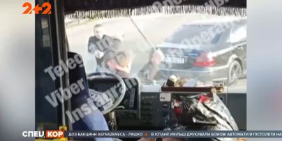 Водитель легковушки перекрыл дорогу автобусу и угрожал пистолетом водителю маршрутки